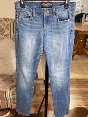 Light Wash Relaxed Skinny Jeans | Everyday Comfort Style Size 2/26